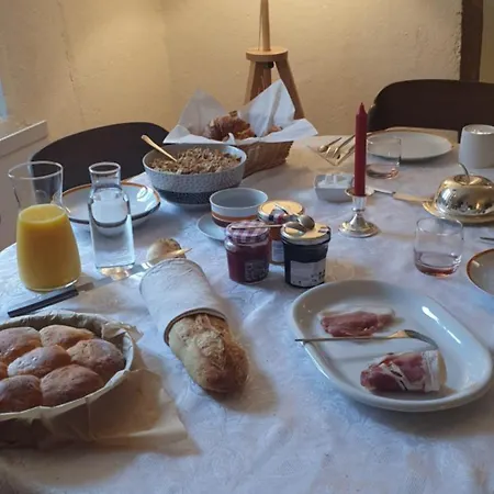 La Tour Noble Alojamento de Acomodação e Pequeno-almoço Saint-Saturnin (Puy-de-Dome)